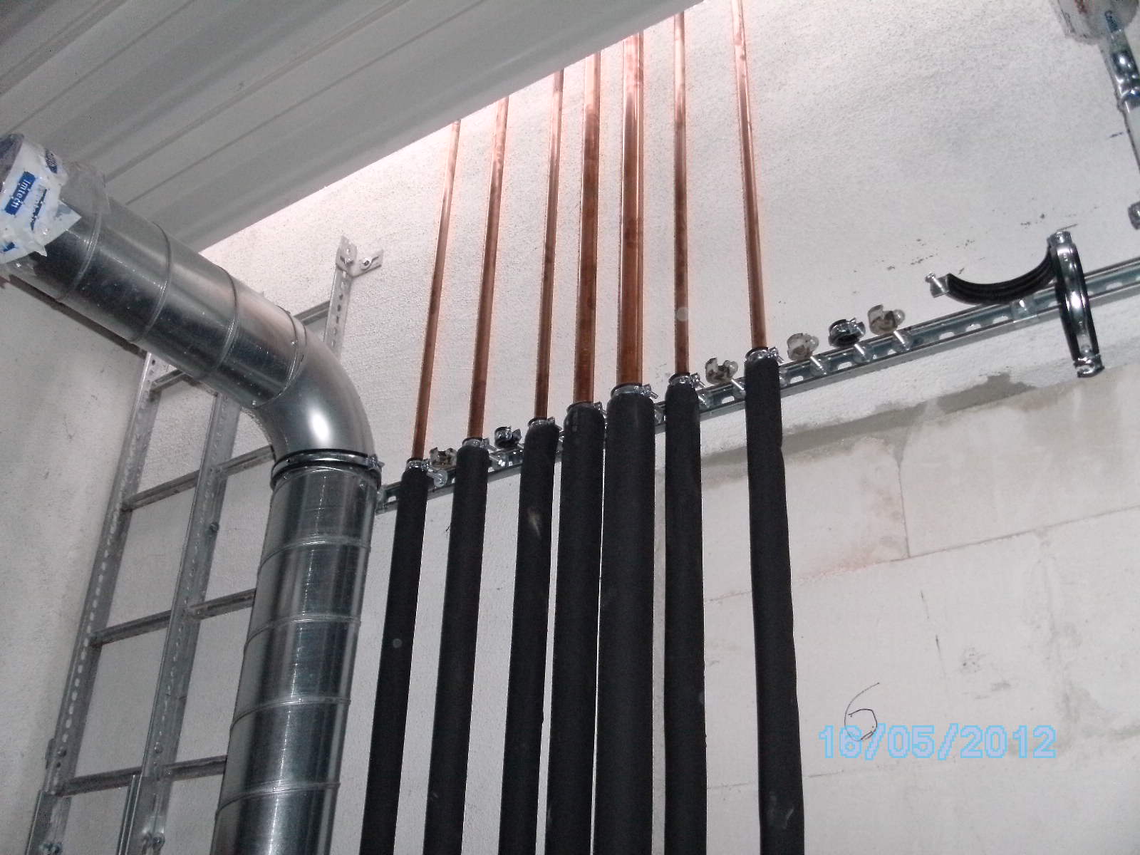 Einige Rohre innerhalb eines Wartungsraum, Teil eines Kühlungssystems von Maik Werner - Kälte und Klimatechnik