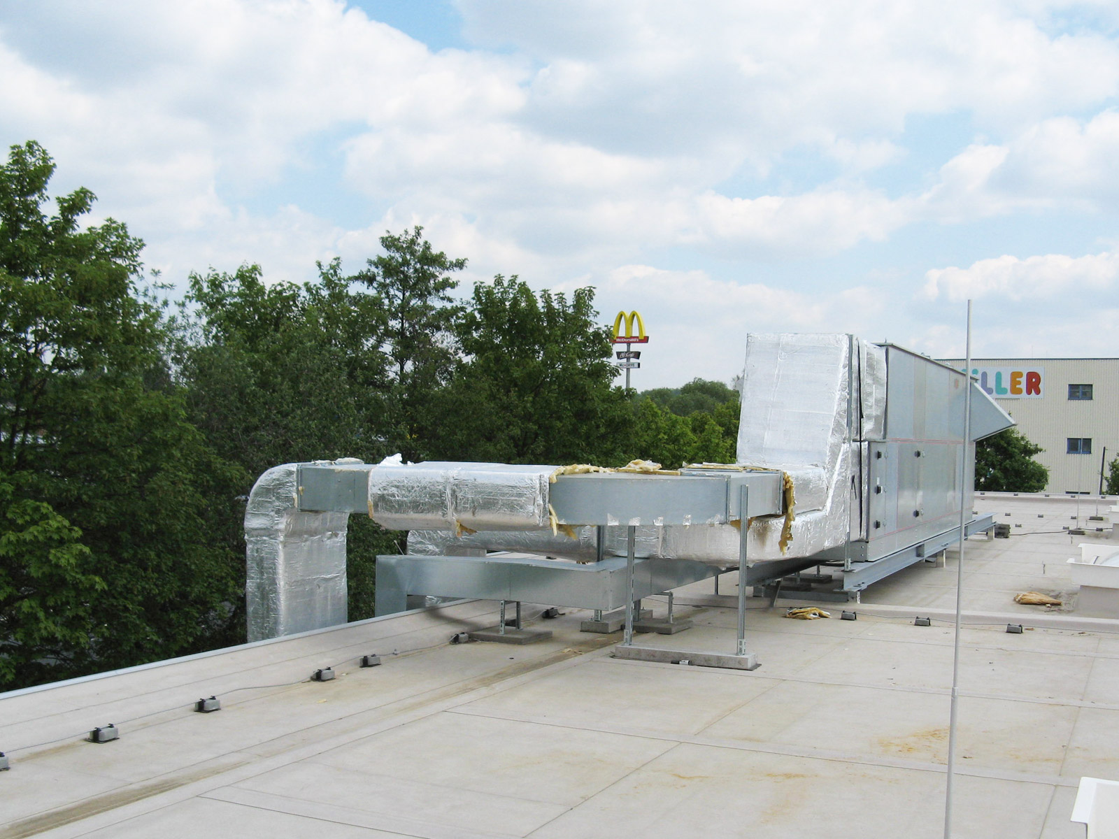 Ansicht einer Klimaanlage von Maik Werner - Kälte und Klimatechnik die auf dem Dach einer KIK Filiale installiert wurde