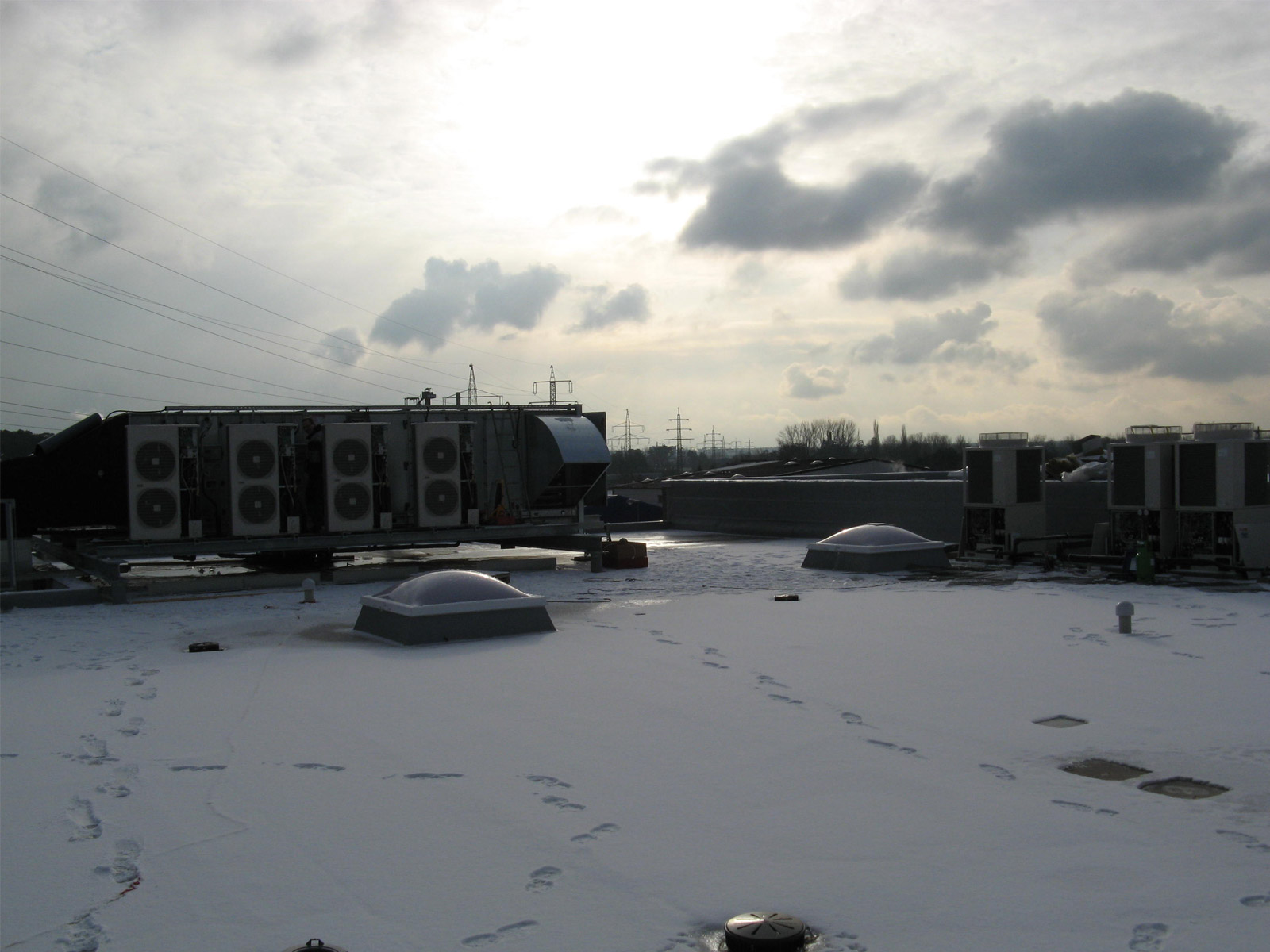 Eine Kühlungsanlage von Maik Wernen - Kälte und Klimatechnik bedeckt von Schnee