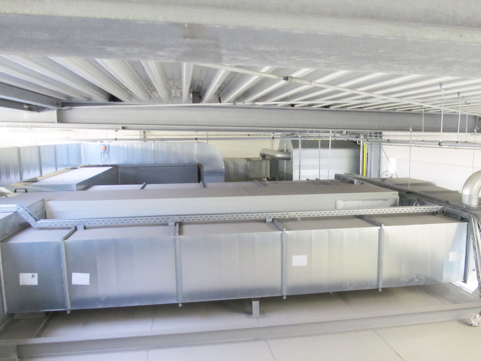 Eine Kühlungsanlage von Maik Werner - Kälte und Klimatechnik innerhalb einer Fabrikhalle