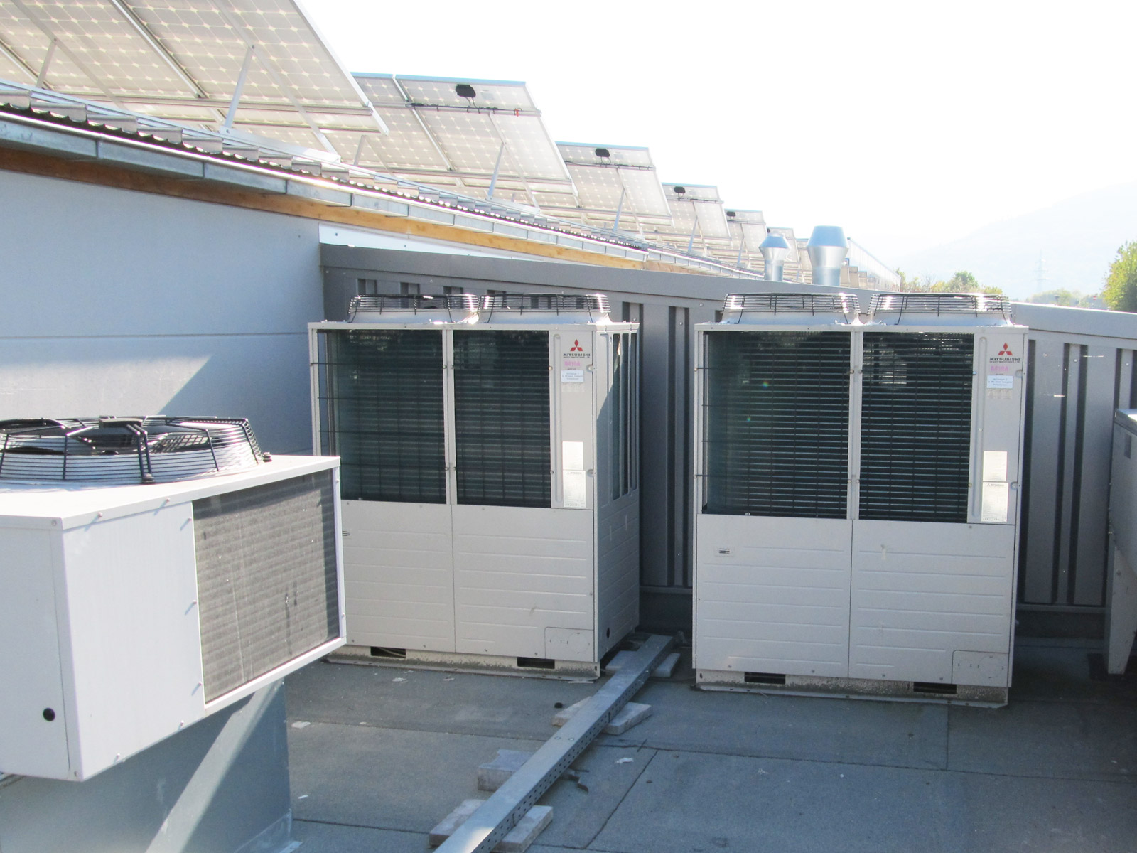 Klimaanlage von Maik Werner - Kälte und Klimatechnik die auf dem Dach einer Rewe Filiale installiert wurde