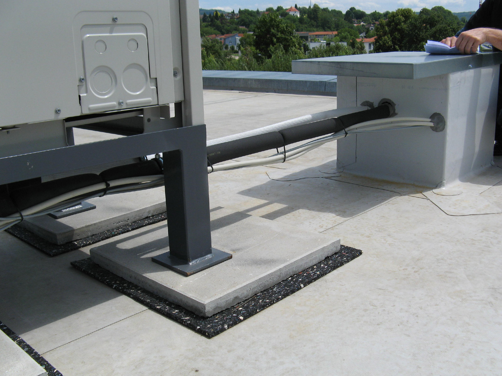 Installation einer Kühlungsanlage von Maik Werner - Kälte und Klimatechnik auf dem Dach von TEDi